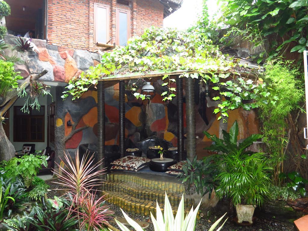 Enny'S Guest House Malang Dış mekan fotoğraf