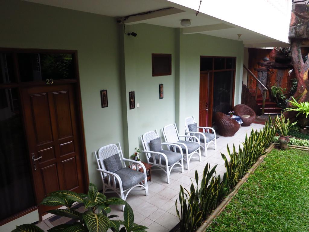 Enny'S Guest House Malang Dış mekan fotoğraf
